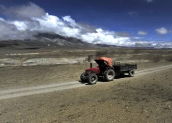 SEBUAH traktor melalui kawasan sempadan China dan Nepal di Korala. - AFP