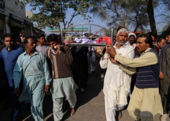 AHLI keluarga dan penduduk tempatan mengusung keranda jenazah seorang lelaki yang direjam hingga mati di daerah Khanewal. - AFP