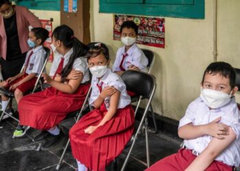 BEBERAPA kanak-kanak selesai menerima suntikan vaksin Covid-19 keluaran Sinovac di Surabaya, Indonesia. - AFP