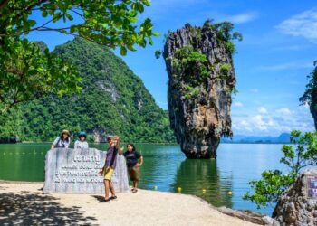 SEKUMPULAN pelancong bergambar di Pulau James Bond di Teluk Phang Nga di Phuket, Thailand. - AFP