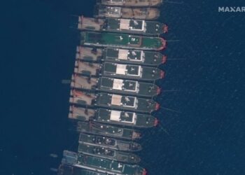 IMEJ satelit oleh MAXAR menunjukkan sejumlah kapal perang China berlabuh di Terumbu Whitsun di Palawan di Laut China Selatan pada Mac 2021. - AFP