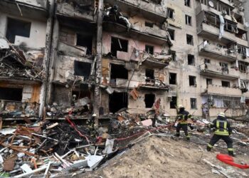 KEADAAN sebuah bangunan kediaman yang musnah di Koshytsa di Kyiv, Ukraine. - AFP