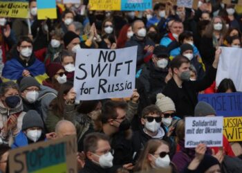 ORANG ramai mengadakan protes membantah tindakan Rusia menyerang Ukraine di Frankfurt, Jerman. - AFP