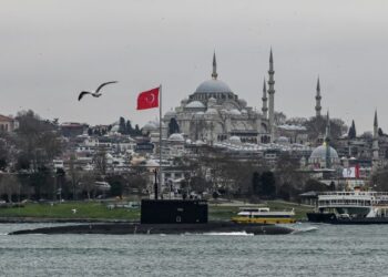 KAPAL selam tentera Rusia melalui Selat Bosphorus di Turki ketika dalam perjalanan ke Laut Hitam, baru-baru ini. - AFP