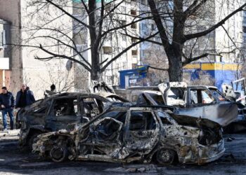 SEJUMLAH kenderaan rentung akibat pertempuran tentera Rusia dan Ukraine di pinggir Kyiv. - AFP