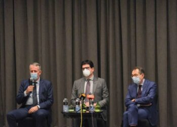 DUTA Delegasi EU ke Malaysia, Michalis Rokas (tengah) bersama Peter Blomeyer (kiri) dan Roland Galharague (kanan). - UTUSAN