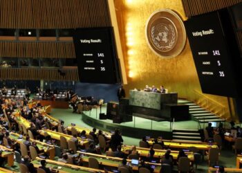 NEGARA anggota Pertubuhan Bangsa-Bangsa Bersatu (PBB) mengundi resolusi mengecam serangan Rusia terhadap Ukraine di New York, Amerika Syarikat. - AFP