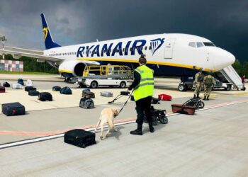 SYARIKAT penerbangan Ryanair tidak akan mewajibkan pemakaian pelitup muka kepada penumpang menjelang April ini. - AFP