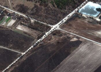 RAKAMAN imej satelit Maxar menunjukkan konvoi ketenteran Rusia di utara Ivankiv, Ukraine. - AFP
