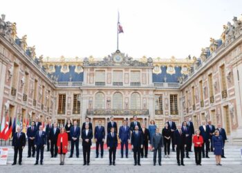 EMMANUEL Macron bersama pemimpin EU lain bergambar di hadapan Istana Versailles, Paris. - AFP