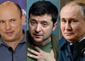 NAFTALI Bennet, Volodymyr Zelenskyy dan Vladimir Putin. - AFP