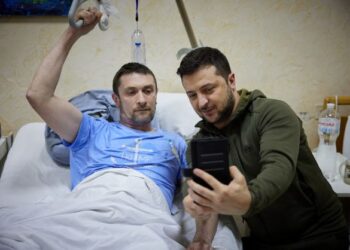 VOLODYMYR ZELENSKYY berswafoto dengan tentera Ukraine yang cedera di Hospital Tentera Kyiv. - AFP