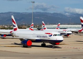 BRITISH Airways mengesahkan syarikatnya sedang meneliti garis panduan pakaian seragam kakitangannya. - AFP