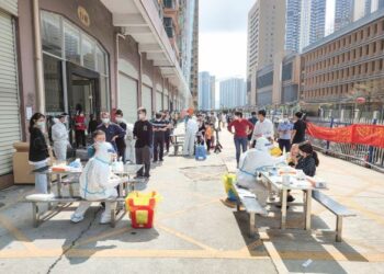 PENDUDUK menjalani ujian Covid-19 secara besar-besaran di Shenzhen, wilayah Guangdong, China. - AFP