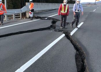 JALAN yang menghubungkan antara Shinchi IC dan Yamamoto IC di Lebuh Raya Joban, Fukushima retak selepas gempa bumi berlaku. - AFP