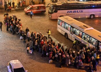 PELARIAN Ukraine beratur untuk menaiki bas ke destinasi lain di Poland, di luar stesen kereta api di Przemysl di tenggara Poland. - AFP