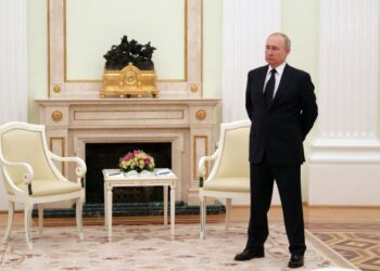 VLADIMIR Putin mahu bersemuka dengan Presiden Ukraine bagi membincangkan konflik yang berlaku untuk mencari kata putus. - AFP
