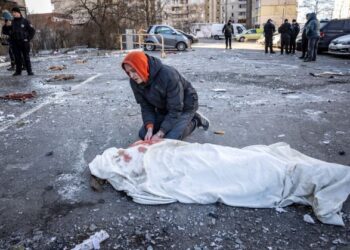 SEORANG penduduk melihat mayat mangsa yang terkorban selepas bangunan kediaman di Kyiv terkena serpihan roket yang dilancarkan tentera Rusia, baru-baru ini. - AFP