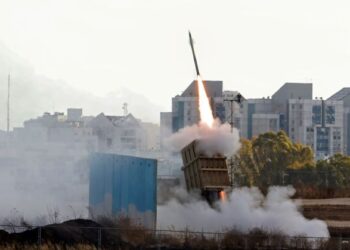 SISTEM pertahanan peluru berpandu Israel, Iron Dome dilancarkan untuk memintas roket yang dilepaskan dari Semenanjung Gaza pada 17 Mei 2021. - AFP