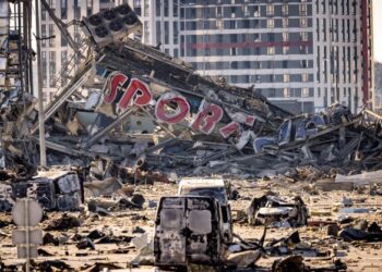 KEADAAN di sekitar pusat beli-belah yang musnah akibat serangan udara tentera Rusia di Kyiv, Ukraine. - AFP