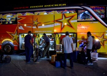 PENDUDUK Indonesia mungkin perlu mengambil suntikan dos penggalak vaksin Covid-19 sekiranya ingin pulang beraya di kampung pada Aidilfitri tahun ini. - AFP