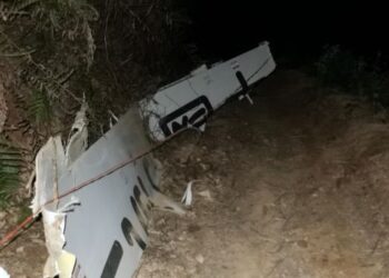 SEBAHAGIAN serpihan badan pesawat China Eastern Airlines yang terhempas di bandar Wuzhou, di wilayah Guangxi, China. - AFP
