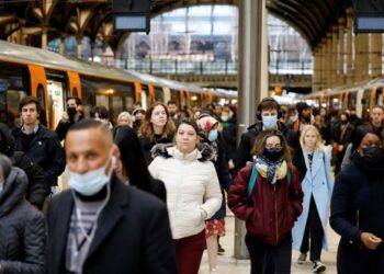 PENDUDUK England yang positif Covid-19 tidak perlu lagi menjalani kuarantin dan langkah itu membimbangkan banyak pihak. - AFP