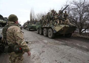TENTERA Ukraine bersiap sedia melancarkan serangan di Luhansk, bulan lalu.-AFP