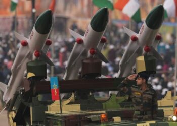 SISTEM peluru berpandu Akash dipamerkan sempena Hari Republik India di Rajpath di New Delhi pada 26 Januari 2022. - AFP