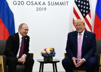 PRESIDEN Rusia, Vladimir Putin mengadakan pertemuan dengan Presiden Amerika Syarikat (AS), Donald Trump semasa Sidang Kemuncak Pemimpin Dunia G20 di Osaka, Jepun pada 28 Jun 2019. - AFP
