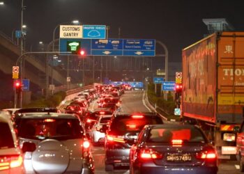 DERETAN kenderaan yang ingin memasuki Singapura di pusat pemeriksaan Woodlands. - AFP