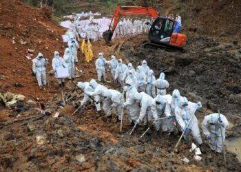 PASUKAN kecemasan melakukan operasi mencari serpihan bangkai pesawat China Eastern Airlines yang terhempas di Wuzhou, China pada 21 Mac lalu. - AFP