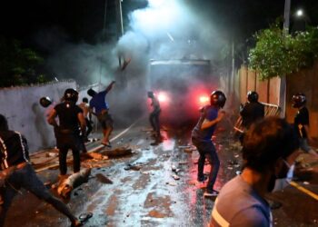 SRI Lanka mengisytiharkan muflis selepas tidak mampu membayar hutang luar negara yang terlalu tinggi hingga mencetuskan rusuhan rakyat. - AFP