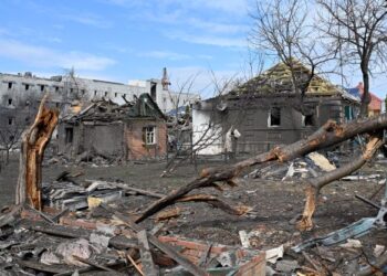 SEBAHAGIAN daripada infrastruktur yang musnah dalam pertempuran tentera Ukraine dan Rusia di Kharkiv. - AFP