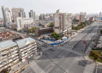 KEADAAN lengang di daerah Yangpu, Shanghai selepas bandar itu dikenakan perintah berkurung bagi mengawal jangkitan Covid-19. - AFP