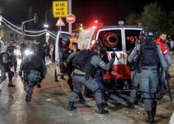 PASUKAN keselamatan Israel memukul penduduk Palestin dalam rusuhan di Baitulmuqaddis, kelmarin. - AFP