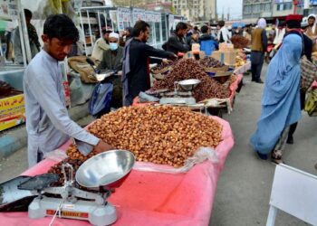 PENIAGA menjual kurma semasa hari pertama berpuasa sempena Ramadan di Kabul.-AFP