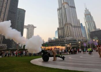 TEMBAKAN meriam dilepaskan di hadapan Burj Khalifa sebagai tanda berakhirnya tempoh berpuasa pada hari tersebut di Dubai, Emiriah Arab Bersatu. - AFP