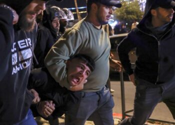 POLIS Israel menahan remaja Palestin yang bertempur dengan pasukan keselamatan Zionis di Baitulmuqaddis, baru-baru ini. - AFP
