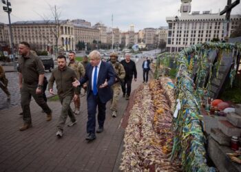 PRESIDEN Ukraine, Volodymyr Zelensky mengiringi Perdana Menteri Britain, Boris Johnson ketika beliau melawat Kyib sebagai tanda solidariti. - AFP