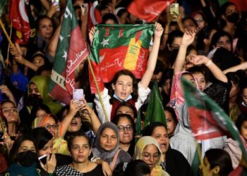 PENYOKONG Imran Khan melakukann protes membantah pemilihan Shehbaz Sharif sebagai perdana menteri baharu Pakistan di Karachi. - AFP