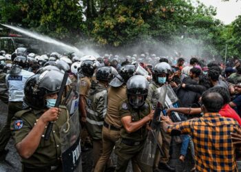 POLIS menggunakan meriam air untuk menyuraikan tunjuk perasaan oleh pelajar universiti berhampiran bangunan Parlimen di Colombo, Sri Lanka. - AFP