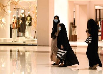 MULAI 1 Ogos, penduduk Arab Saudi yang  belum terima vaksin Covid-19 tidak dibenarkan masuk ke premis perniagaan. - AFP