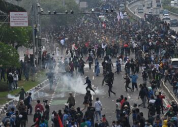 POLIS melepaskan gas pemedih mata ke arah penunjuk perasaan yang menyertai demonstrasi membantah lanjutan penggal pentadbiran Joko Widodo di Jakarta, Indonesia pada 11 April lalu. - AFP