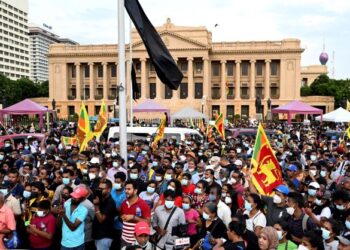 ORANG ramai berhimpun di luar pejabat Gotabaya Rajapaksa bagi mendesaknya meletak jawatan di Colombo, Sri Lanka. - AFP