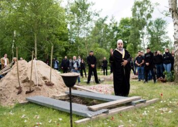 IMAM Abdallah Hajjir semasa mengendalikan urusan pengebumian jenazah wanita Syria di tanah perkuburan daerah Gatow, Berlin.-AFP
