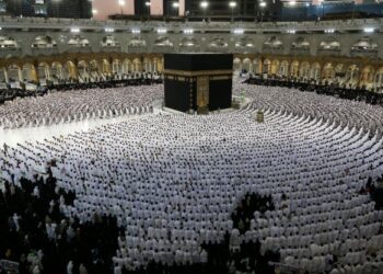 UMAT Islam menunaikan solat di sekeliling Kaabah di Masjidilharam semasa bulan Ramadan tahun ini.-AFP