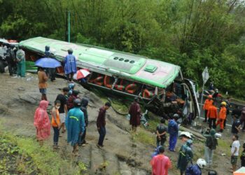 KEADAAN sebuah bas ekspres yang terlibat dalam kemalangan di Mangunan, Bantul, Yogyakarta pada 6 Februari lalu. - AFP