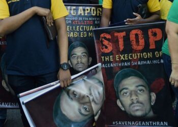 AKTIVIS membantah hukuman mati terhadap Nagaenthran di luar pekarangan pejabat Suruhanjaya Tinggi Singapura di Kuala Lumpur.-AFP