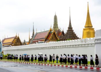 PELAJAR berjalan melepasi Istana Besar di Bangkok, Thailand. - AFP